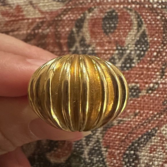 Elegant Gold Tone Statement Vintage Ring - Picture 3 of 6